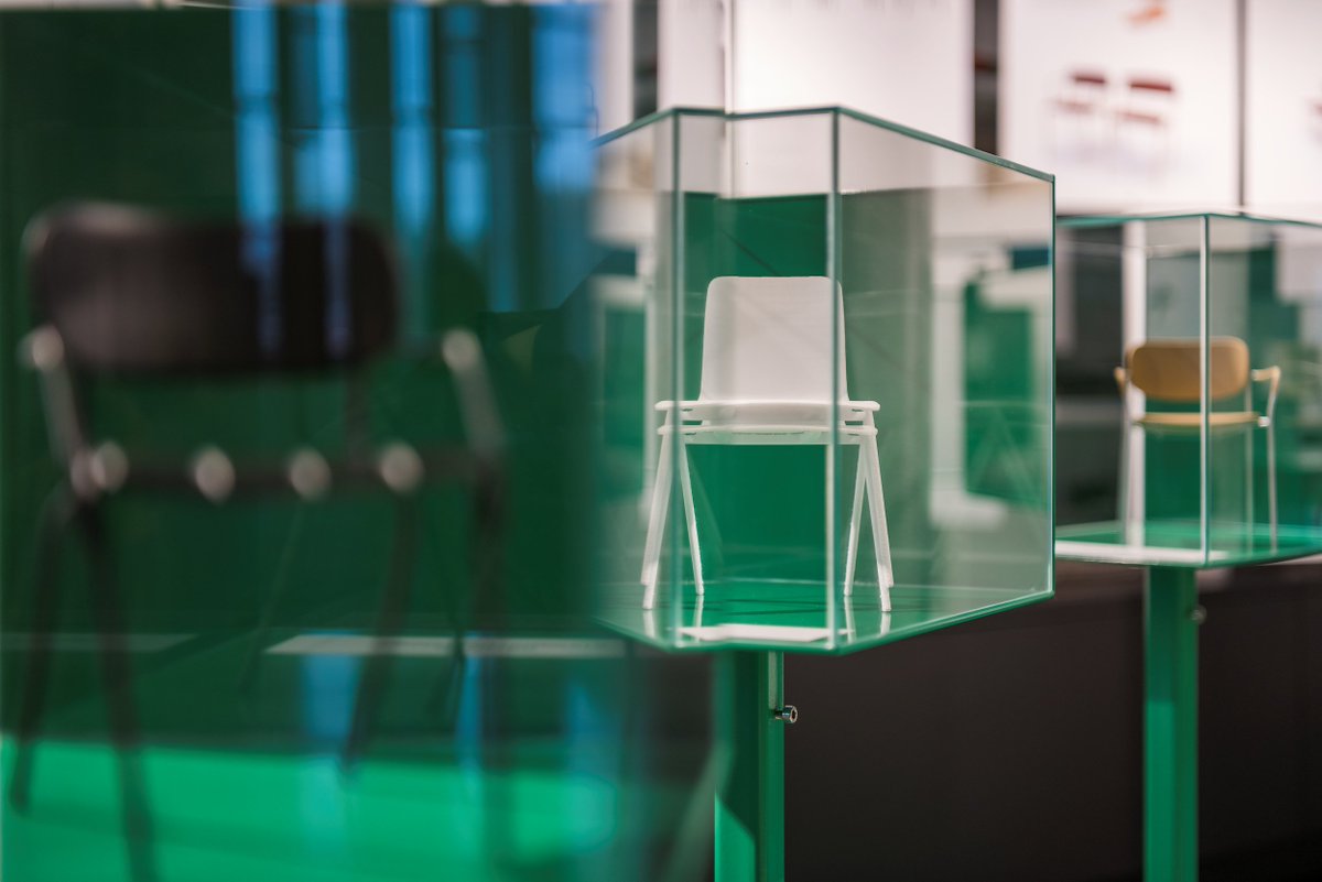 nasjonalmuseet's tweet photo. «Hele nasjonens stol» skal kåres 6. november! I Mellomstasjonen kan du fra i dag klokken 11.00 se de ti finalistenes bidrag i designkonkurransen «Stol på museet» som står fram til 18.11. Les mer om saken i helgas D2: https://t.co/mPcsTWMkff

Foto: Annar Bjørgli / Nasjonalmuseet https://t.co/MK9ZdqGDPU