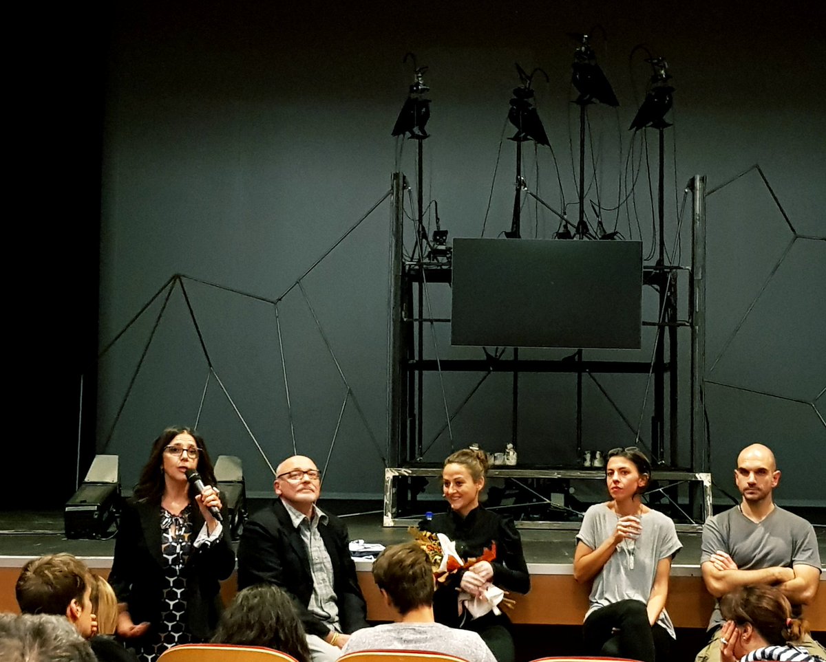 CSSTeatrostabileFVG (@cssudine) on Twitter photo Rivive il mito dei Fanes, i luminosi, grazie al talento portentoso di <a href="/MartaCuscuna/">Marta Cuscunà</a> che splende sul palcoscenico del Palamostre gremito per l'apertura #TeatroContatto.Lunghissimi applausi e poi spazio alle domande appassionate di <a href="/FabriziaMaggi/">Fabrizia Maggi</a> <a href="/canz_/">Roberto Canziani - QuanteScene!</a> e del pubblico
Replica 26/10 Rivive il mito dei Fanes, i luminosi, grazie al talento portentoso di <a href="/MartaCuscuna/">Marta Cuscunà</a> che splende sul palcoscenico del Palamostre gremito per l'apertura #TeatroContatto.Lunghissimi applausi e poi spazio alle domande appassionate di <a href="/FabriziaMaggi/">Fabrizia Maggi</a> <a href="/canz_/">Roberto Canziani - QuanteScene!</a> e del pubblico
Replica 26/10