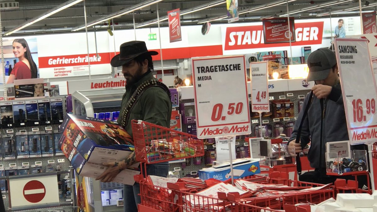 Maul Cosplay Spotted Arthur Morgan Getting His Hands On Rdr2