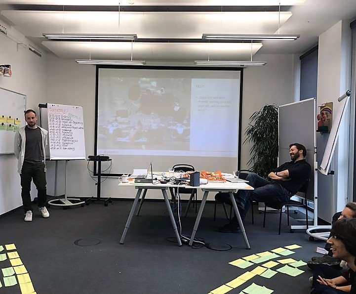 jambit's tweet image. Ran an die Kärtchen! Gernot und Daniel erklären spielerisch Methoden und Rollen entlang @jambit’s Projektlebenszyklus. „Sag mir wie dein Projekt startet, und ich sage dir, wie es laufen wird.“  #jambitees #whereinnovationworks #softwareprojekt #softwareentwicklung #developers