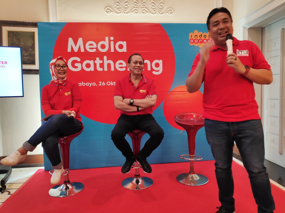 Minggu lalu saya sebenarnya sudah bertemu dengan Pak Chris Kanter (tengah), CEO baru Indosat. Siang ini berjumpa lagi di Surabaya. Pembangunan BTS Indosat di Jatim bakal segera dilipatduakan.