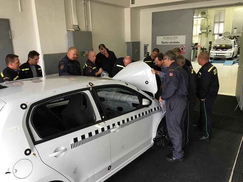 StrasilV's tweet photo. Divize After Sales Porsche ČR úzce spolupracuje s Hasičským záchranným sborem České republiky. Cílem této spolupráce je zajistit rychlou a efektivní pomoc cestujícím ve vozidlech Volkswagen, Audi, SEAT a Volkswagen Užitkové vozy při nehodě v České republice. https://t.co/gAZknufKzd
