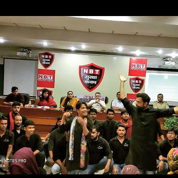 niveditaverma16's tweet photo. 1 Day... 3 Street Plays
 Only #Asmitatheatre
Can do it..
Yesterday Performed Back to Back Street Plays.
#Dastak at Jamia Millia Islamia University.
#Pahchaan at Amity University.
#Aajivika at Seelampur.

All Plays Written &amp; Directed by Director of @AsmitaTheatre @ArvindGaur  Sir https://t.co/kizW4bZJFk