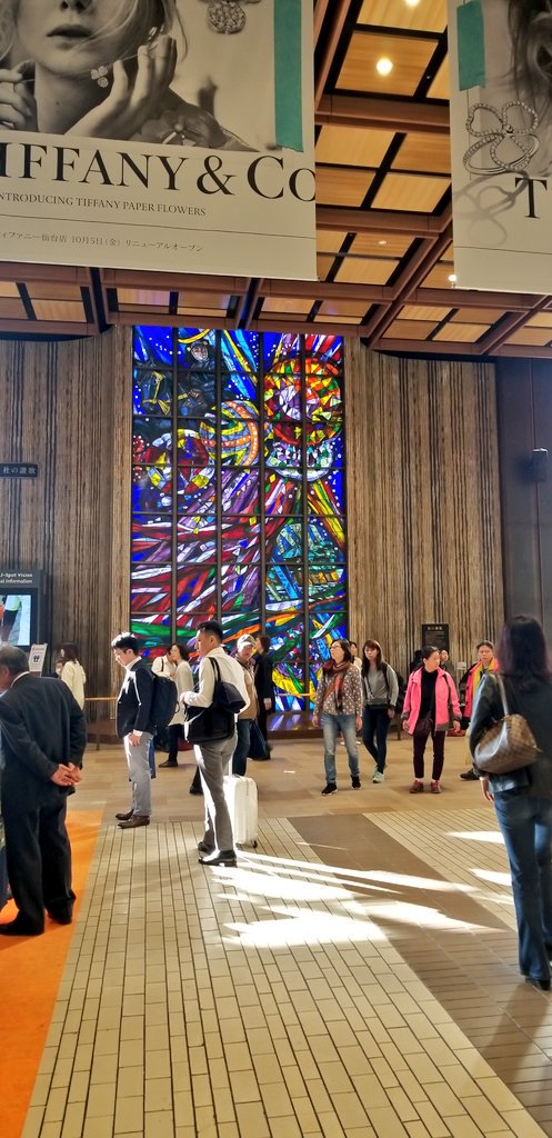 ステンドグラス前