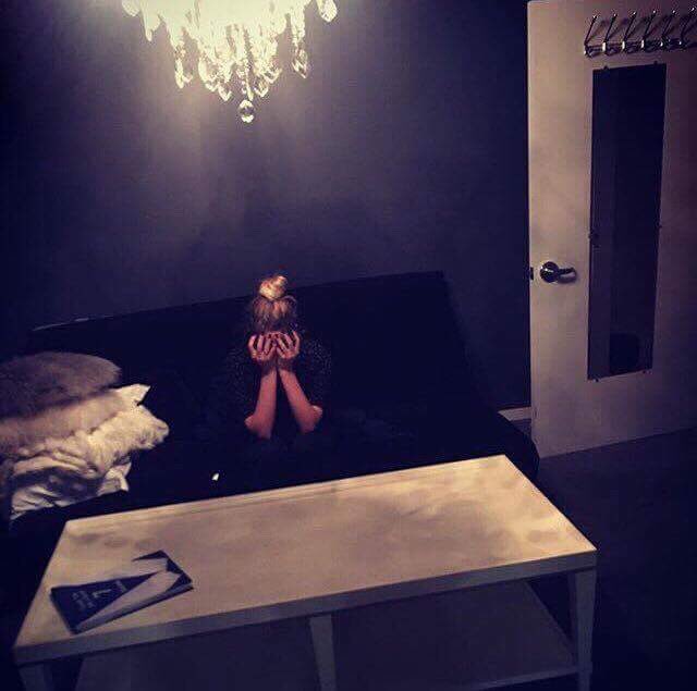 Фотосессия в пустой комнате. Я в полной комнате но я совсем один. Комната эллиота мистер робот. В полной комнате, но совсем один. Я в полной комнате но я.