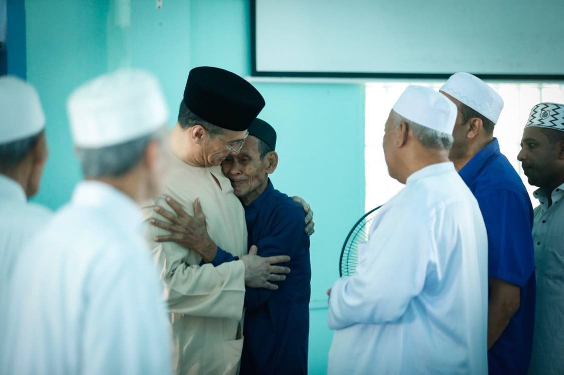 DS <a href="/HishammuddinH2O/">Hishammuddin Hussein 🇲🇾</a> bersama para Jemaah Masjid Bandar Paloh bagi menunaikan solat Jumaat. Tetap mesra. Semoga di hari Jumaat yg mulia melindungi kita semua perkara yang tidak baik, prasangka &amp; hasad dengki.