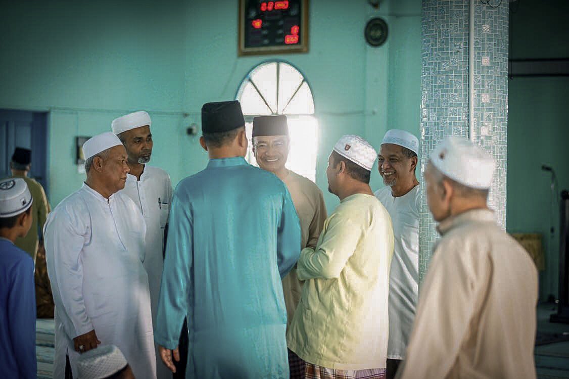 SembrongP153's tweet photo. DS @HishammuddinH2O bersama para Jemaah Masjid Bandar Paloh bagi menunaikan solat Jumaat. Tetap mesra. Semoga di hari Jumaat yg mulia melindungi kita semua perkara yang tidak baik, prasangka &amp; hasad dengki. https://t.co/0ACwhYmrlG
