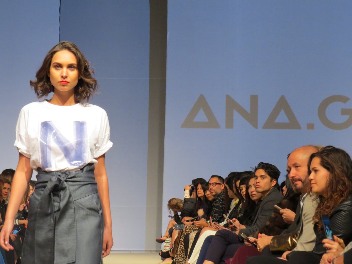 REVISTABOGAPERU's tweet photo. #LifWeekPV2019 
Diseños de @anagofficiel Ana María Guiulfo en el 1er dia del #lifweek. 
#moda #diseñoperuano #peru #peruviandesigners https://t.co/M6rs88Y347