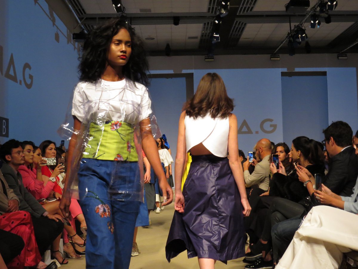 REVISTABOGAPERU's tweet photo. #LifWeekPV2019 
Diseños de @anagofficiel Ana María Guiulfo en el 1er dia del #lifweek. 
#moda #diseñoperuano #peru #peruviandesigners https://t.co/M6rs88Y347