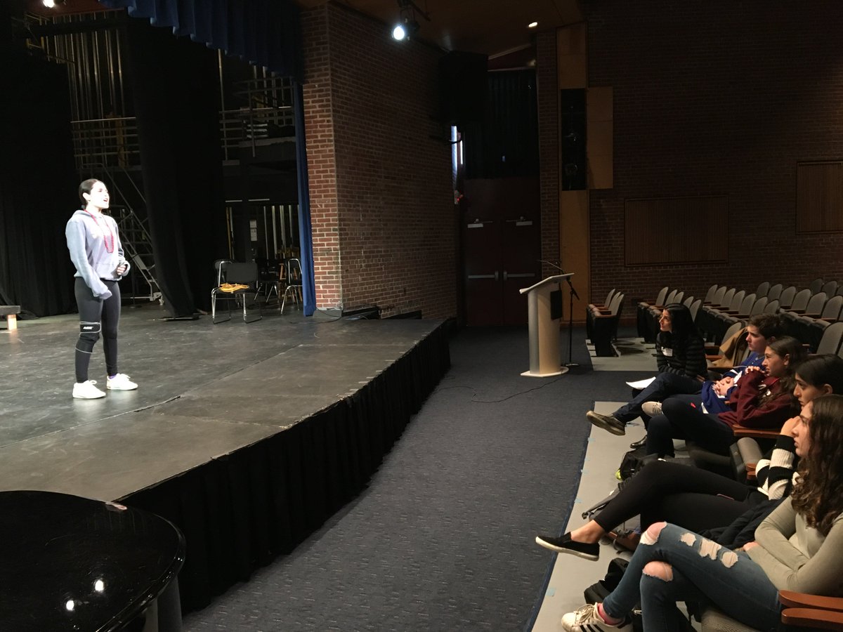 chappaqua_csd's tweet photo. .@laurynciardullo, a cast member of @aladdin for 5 yrs (covering 7 roles including Jasmine), facilitated a master class with musical theater students. She coached them on the songs they are currently working on, discussed what it's like to work on B'way, and answered questions. https://t.co/EJl7utdAZW