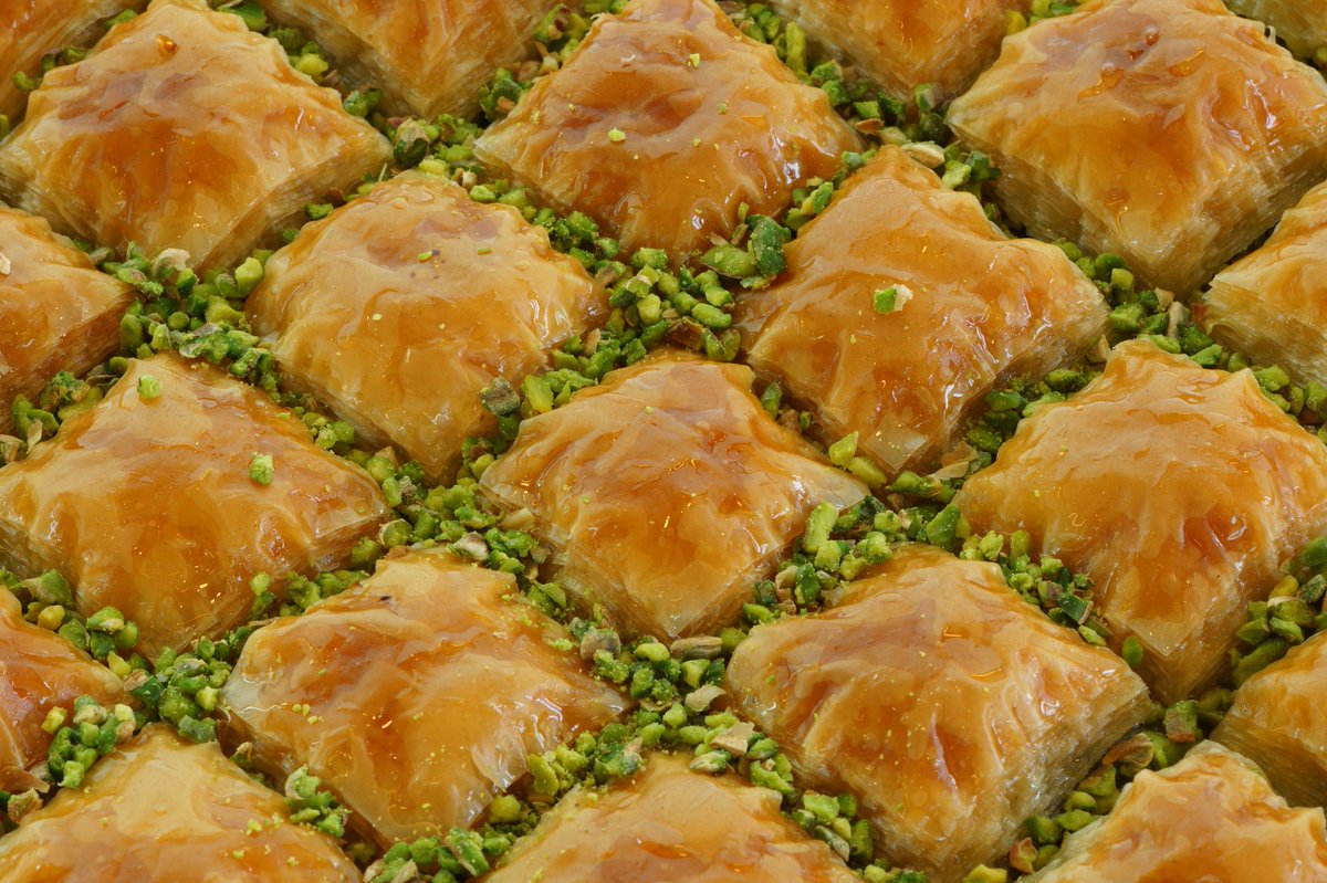 Dilim dilim mutluluğu sofranıza kadar gönderiyoruz 😊

🌐 Web sitemizden tatlılar hakkında detaylı bilgi alıp, sipariş verebilirsiniz 

baklavacimehmetyildirim.com