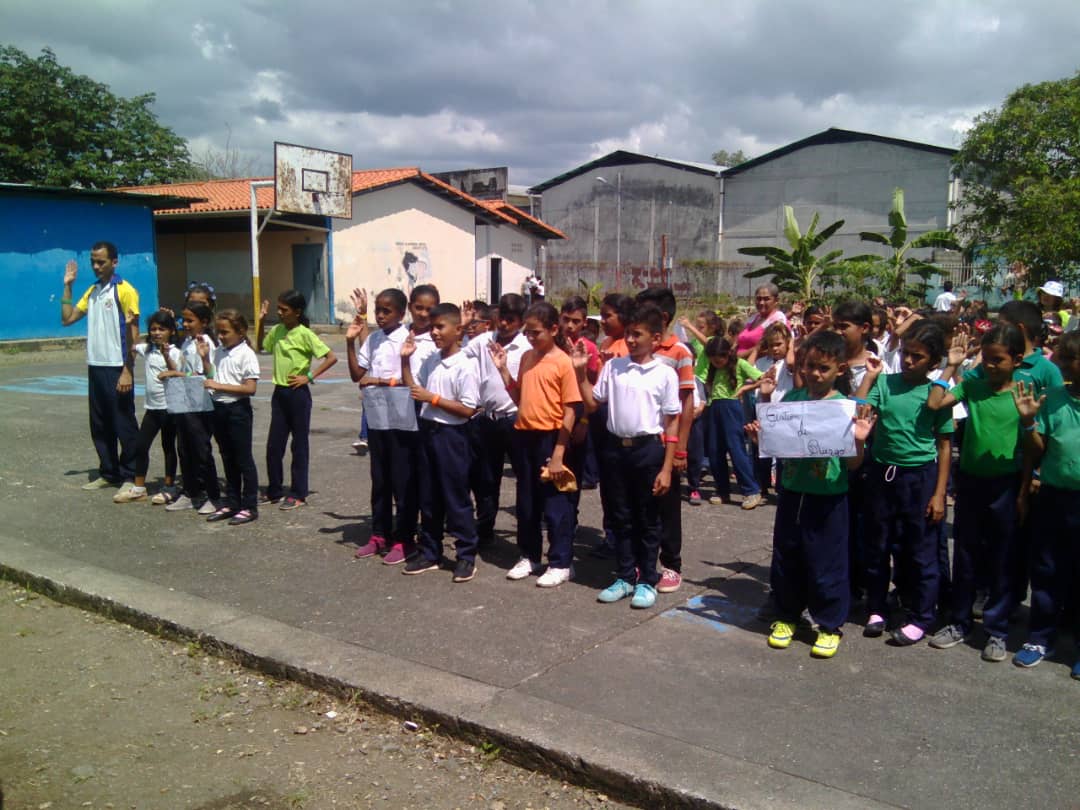 NotiEducate's tweet photo. #26Oct #PORTUGUESA Nuestros niños y niñas de la #EBSanAntonio se juramentan en las diferentes Brigadas de la institución, sembrando compromiso, responsabilidad, y respeto @MPPEDUCACION @psuvaristobulo @VictorRLucena @gtorodelara @JorgePerezVZLA @cen_araguaney https://t.co/QDvIrAyXhx