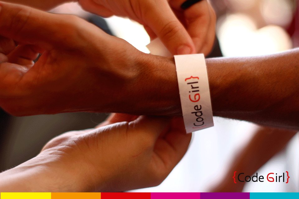 Tá começando a 6ª edição do Code Girl! Todo mundo fazendo credenciamento e se preparando para as palestras 💛

#CodeGirl6