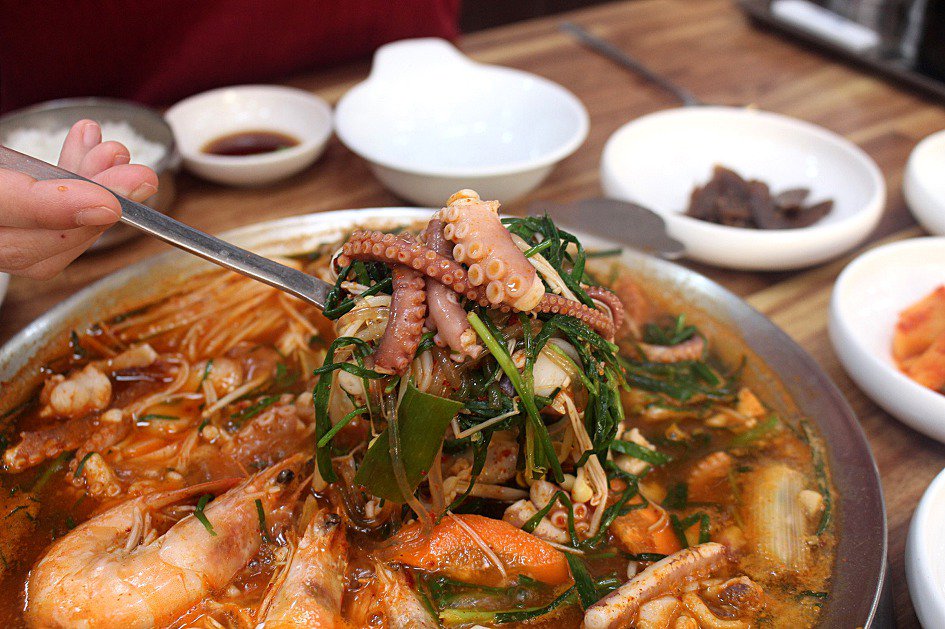 #대구맛집 상인동 롯데백화점 뒷편 #깔꾸리식당 30년 전통 깔꾸리식당 1등 메뉴~ 산낙지전골 1인 13.000원 점심특선으로 즐길 수 있습니다. sizzle.co.kr/221384440861 <<< 후기보러가기 #대구상인동맛집 #대구맛집투어 #상인동맛집