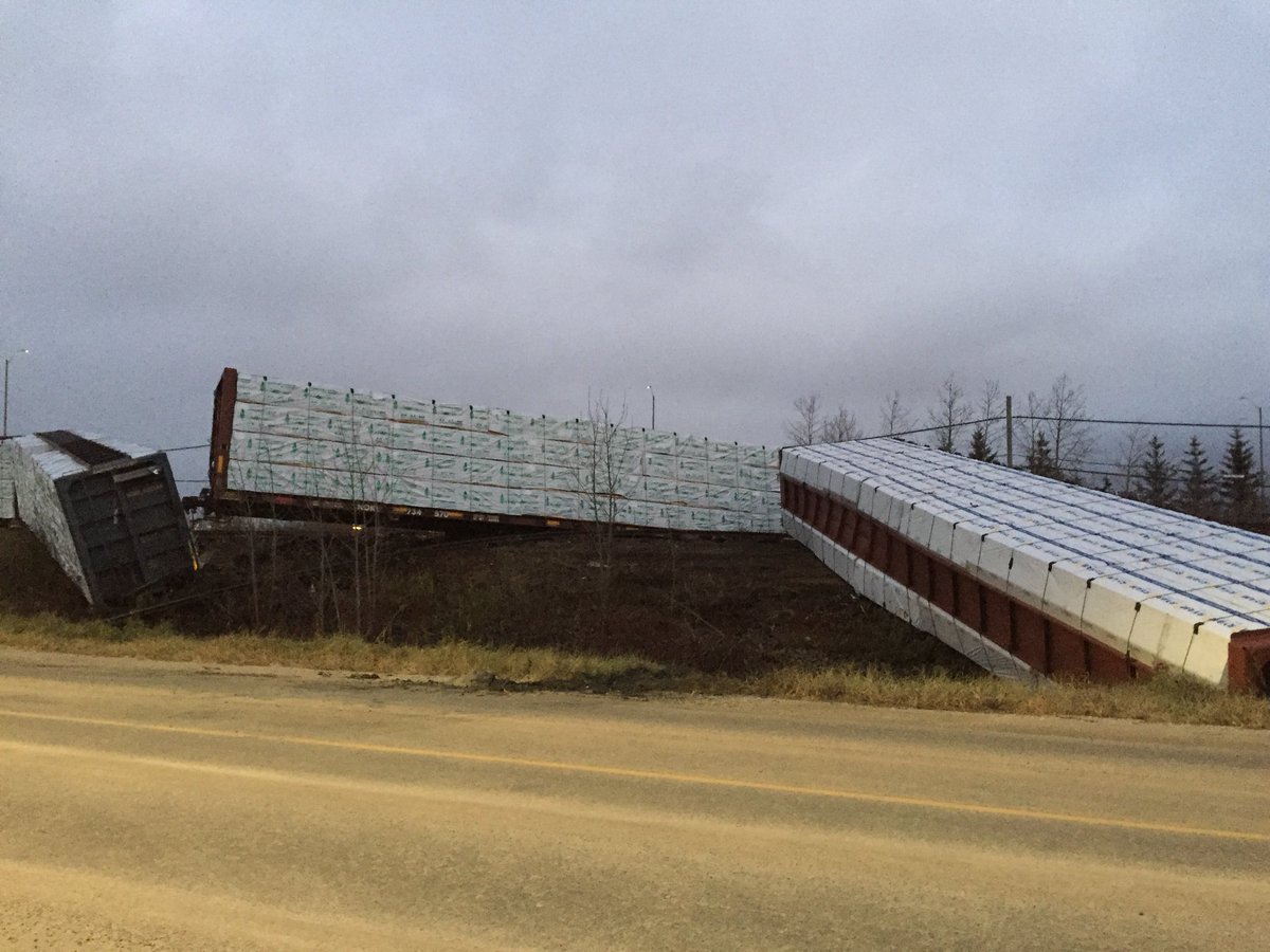 FrancisinHearst's tweet photo. Trois wagons chargés de bois ont déraillé ce matin près du passage à niveau de la route 11 Est à Hearst. Train d’Ontario Northland. #icino https://t.co/t29Ir6aVEL