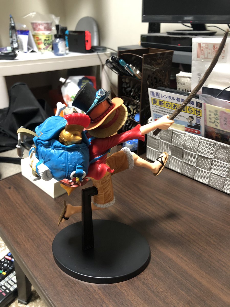 平迫 紅兵 遂にキターー 3兄弟の帽子 腰の水水肉 リュックの中のコロシアムの仮面とボンチャリ ナミのコート 胸元のフォクシーバッジ もうルフィの今までの冒険が詰まりに詰まってるフィギュア コヤッキーさん達感謝してます