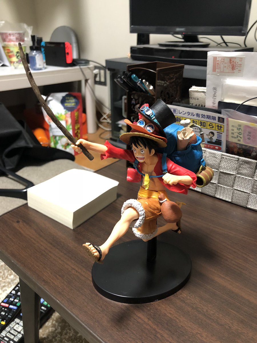 平迫 紅兵 遂にキターー 3兄弟の帽子 腰の水水肉 リュックの中のコロシアムの仮面とボンチャリ ナミのコート 胸元のフォクシーバッジ もうルフィの今までの冒険が詰まりに詰まってるフィギュア コヤッキーさん達感謝してます