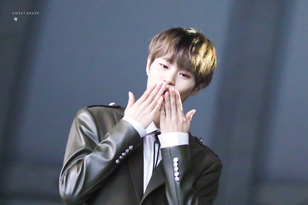 sweetgrape_0129's tweet photo. 181020 부산원아페 BOF
#이대휘 #대휘 #DAEHWI #워너원 #WANNAONE 
😘😘😘 https://t.co/m5jgqmCKig