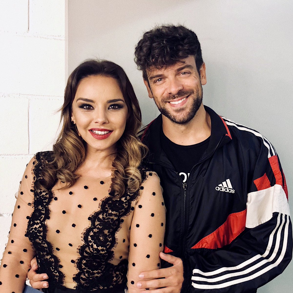 rickymerino's tweet photo. Creo que en este último año ha quedado constancia de mi admiración total hacia esta mujer desde que tenía quince años. Y si no estaba claro, ahí va de nuevo: oda a @Chenoaoficial siempre. Tengo pendiente devolverte la placa del buzón... https://t.co/k0EkP3qFcI