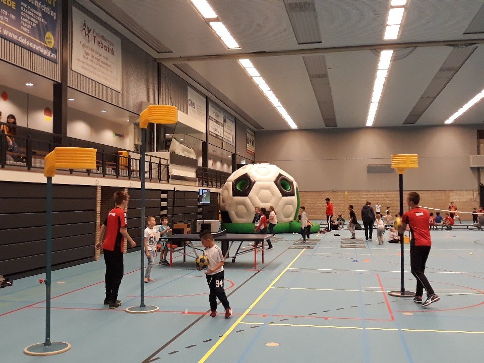 EnschedeWest's tweet photo. Ondanks de #Kermis weer een mooie opkomst bij de #instuif in de #pathmoshal @WSEW053 @ZuidWester053 @krajiceknl https://t.co/m6MvFc3B1b