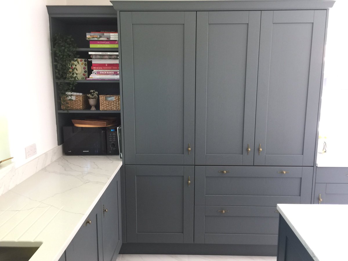 kitchenbrokeruk's tweet photo. We are so pleased with this completed kitchen. Madison painted Gun Metal kitchen and Madison painted Marine island #shakerkitchen @Kitchen_Stori , @BoschHomeUK appliances, @quooker flex tap,quartz worktops,finished with antique brass handles #kitchendesign #kitcheninstallation https://t.co/hK5pRVaKTi