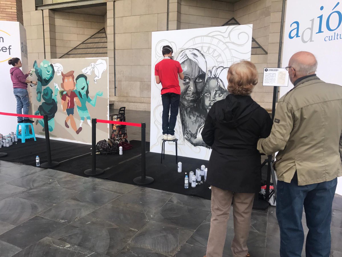 Tenemos un genial concurso de arte urbano en directo a las puertas de <a href="/AuditorioZGZ/">Auditorio de Zaragoza Princesa Leonor</a>. ¡Pásate y vota la obra que más te guste durante esta tarde! El ciclo de la vida es la temática de esta iniciativa de la Revista Adiós 😊