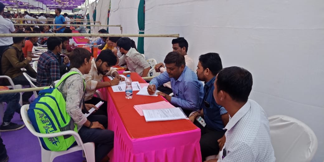 CollectorGodhra's tweet photo. 5340 candidates participated in the Bharti Mela (Job Fair) organised by the District Administration today at #Godhra. 2303 candidates selected and given Offer Letters by 49 employers. Sharing some pictures thereof. @pkumarias @CMOGuj @Jaydrathsinhji @PradipsinhGuj https://t.co/0VXBaihDNn
