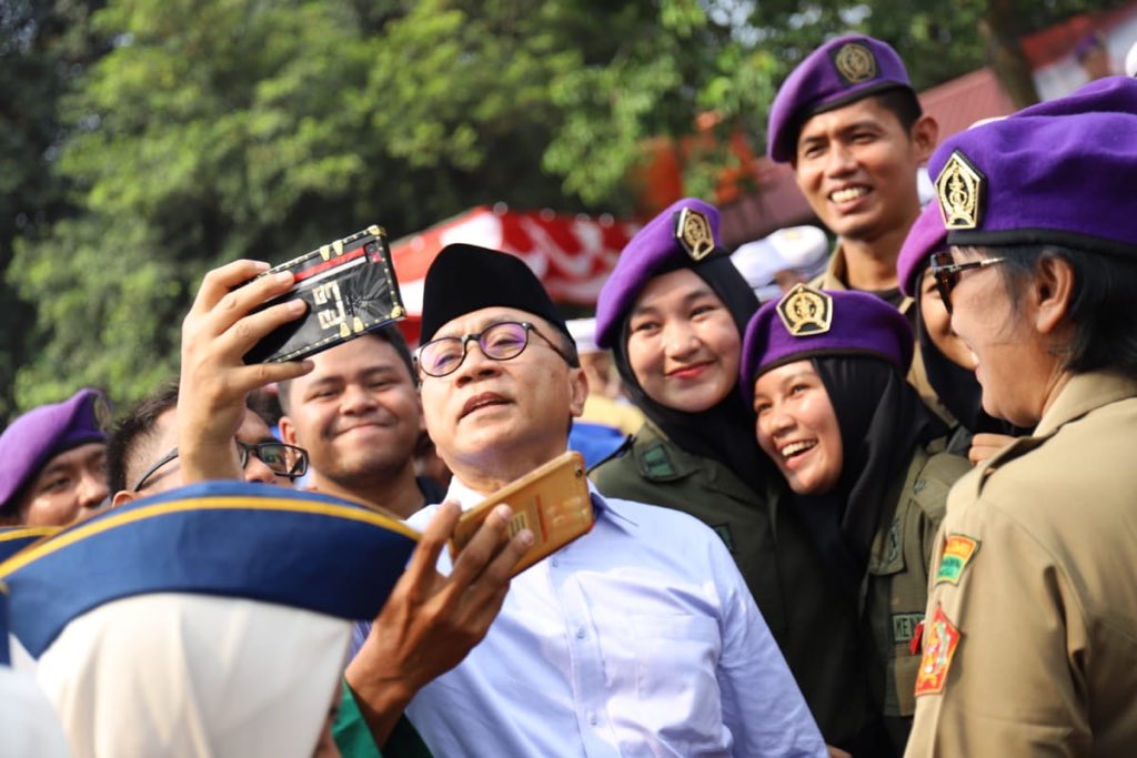 ZUL_Hasan's tweet photo. Memimpin upacara pembukaan Kemah Kebangsaan ‘Bersatu dalam Perbedaan’ bersama mahasiswa dari seluruh Indonesia. 

Saya selalu percaya, anak muda menentukan perubahan. Pemuda hari ini, Pemimpin bangsa di masa depan #JumatBerkah 

https://t.co/3feUcIGHXp https://t.co/ohjkYBBUIe