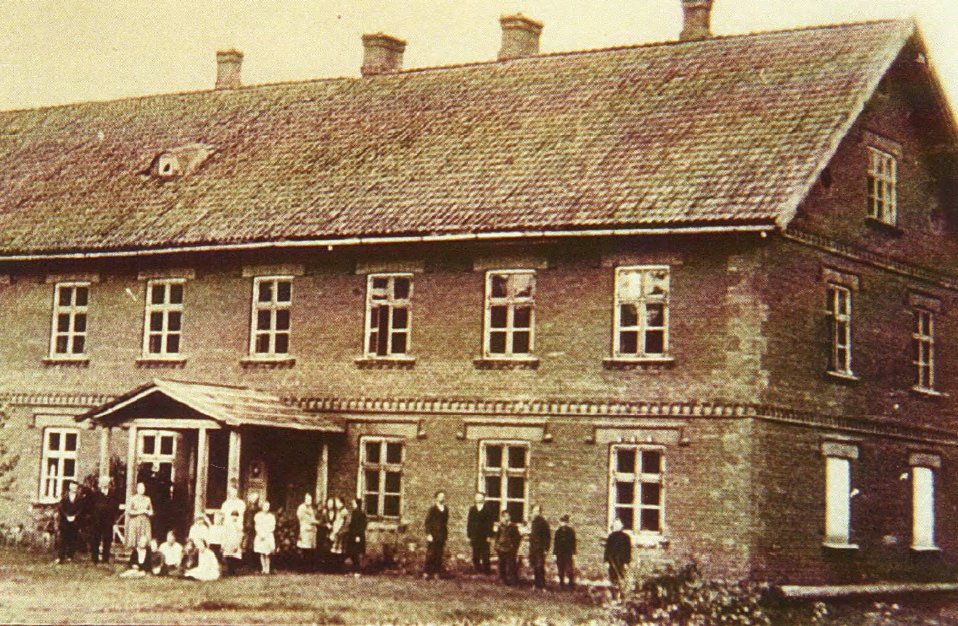 1938.gadā nolēma Mazirbē celt jaunu skolas ēku. Līdz šim skola ir sadalīta divās daļās - viena mitinās bijušās jūrasskolas telpās (attēlā), kas celta 1893.g., bet otra daļa vecajā skolas ēkā, kas celta 1880.g. wp.me/p2RuNk-1x7