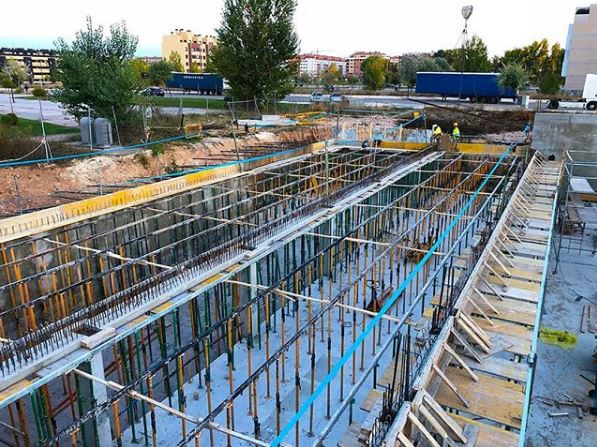 Seguimos avanzando👌 en la ejecución de forjados de la #obra de 38 viviendas🏠 de <a href="/gonorsa/">Inmobiliaria Gonorsa</a> en #Burgos.
Encofrados, colocación de vigas prefabricadas y armadas 🚧🏗