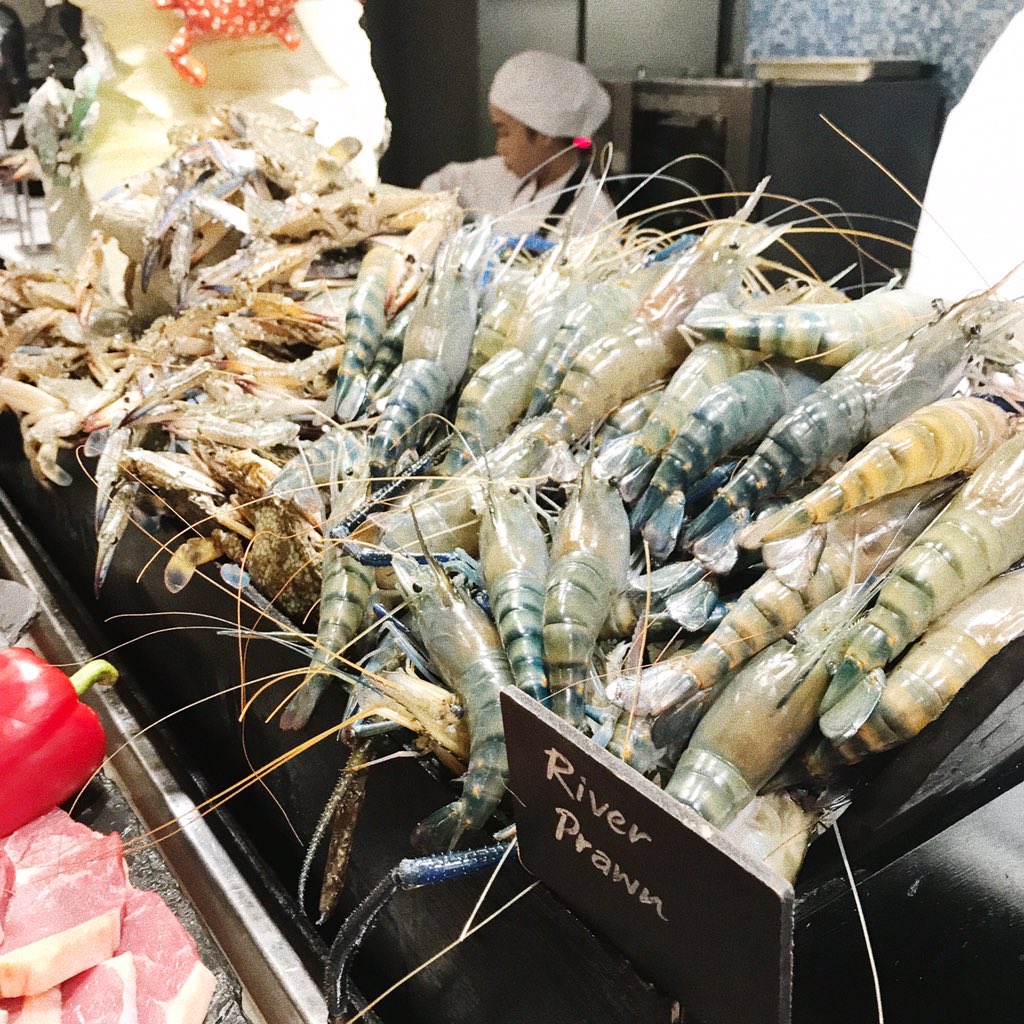Armerss's tweet photo. ปกติเจอแต่บุฟเฟ่ต์กุ้ง นี่เจอร้านเด็ดบุฟเฟ่ต์ปูของโรงแรมพูลแมน แกรนด์ สุขุมวิท มีปูให้เลือกเยอะมาก ทั้งปูนึ่งปูย่าง ตอนนี้มีโปรลด 50% เหลือ 899 อะ แล้วแบบไม่ต้องทำเอง มีเชฟทำให้อะ โคตรดี แถมมีอาหารอย่างอื่นให้เลือกอีกเพียบ อยากให้ลองชิมน้ำจิ้มว่าเด็ดจริง #Crabbuffet #อร่อยไปแดก https://t.co/BX2u6S3zaF