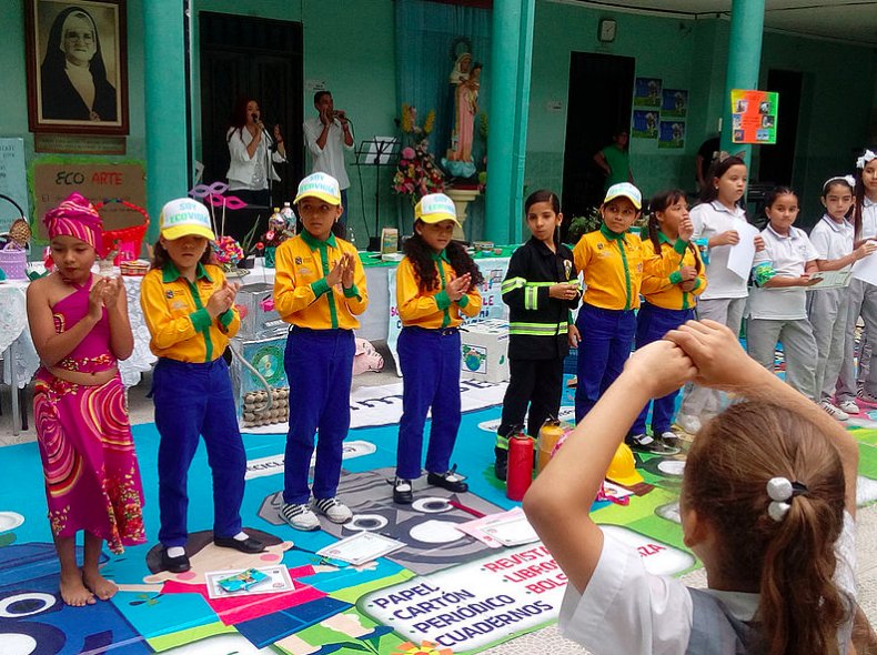 UN_DIPAL's tweet photo. #NotaUN 66 niñas "se gradúan" como ecovigías.
➡️ Lea la nota completa en: https://t.co/UnZuDNceQj
@UN_Palmira @VRI_UN @UNColombia @PrensaUN
#InvestigaciónUN #CienciaUN #InnovaciónUN #UNPalmira https://t.co/xGNCMrSF31