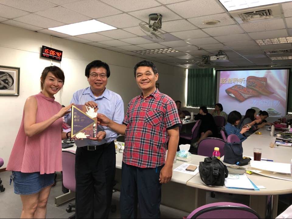 CFootbinding's tweet photo. 柯基生院長於10月25日，受邀至樹德科技大學人類性學研究所，發表＂纏足性文化＂專題演講，受到大批研究生熱烈歡迎與熱烈討論。右邊是簡上淇教授，左邊是李珣教授。
現場舉行＂性歡欲金蓮＂義賣，同學以幾倍高價，搶買作者簽名書收藏！ https://t.co/2ko7ENxNf9
