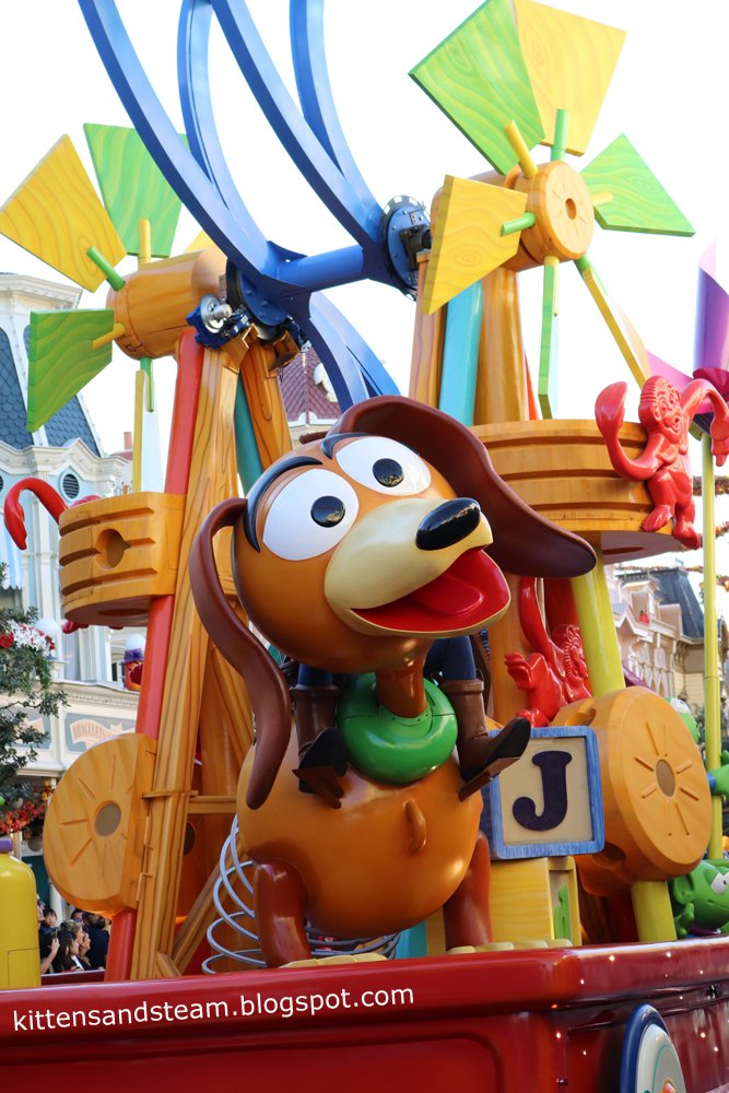 kittensandsteam's tweet photo. For day 26 of #fallintodisneystyle: sidekick, I pick Slinky Dog! #ToyStory #Disney #Pixar #DisneylandParis @DisneylandParis @DisneyBE #dailyphoto #travel #France #photography #travelphotography #photooftheday #dogs #toys https://t.co/Q86ofVAo7s https://t.co/hi4zs6hYgP