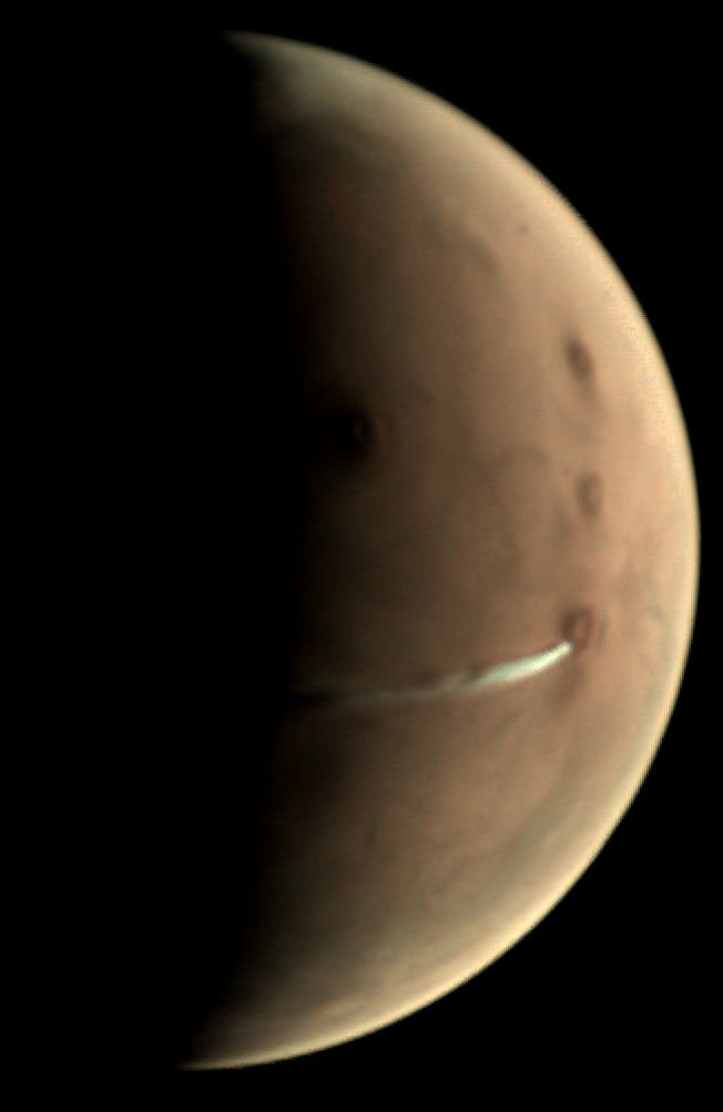 esaoperations's tweet photo. The 📸@esamarswebcam on @ESA's #Mars Express🛰️has, for the past few weeks, been observing this unique and evolving water ice cloud. At the time this picture was taken on 10-Oct, it extended 1500 km near the equator of the Red Planet🔴!
Find out more: https://t.co/hJm9b4OCCv https://t.co/ys1fDkQp08
