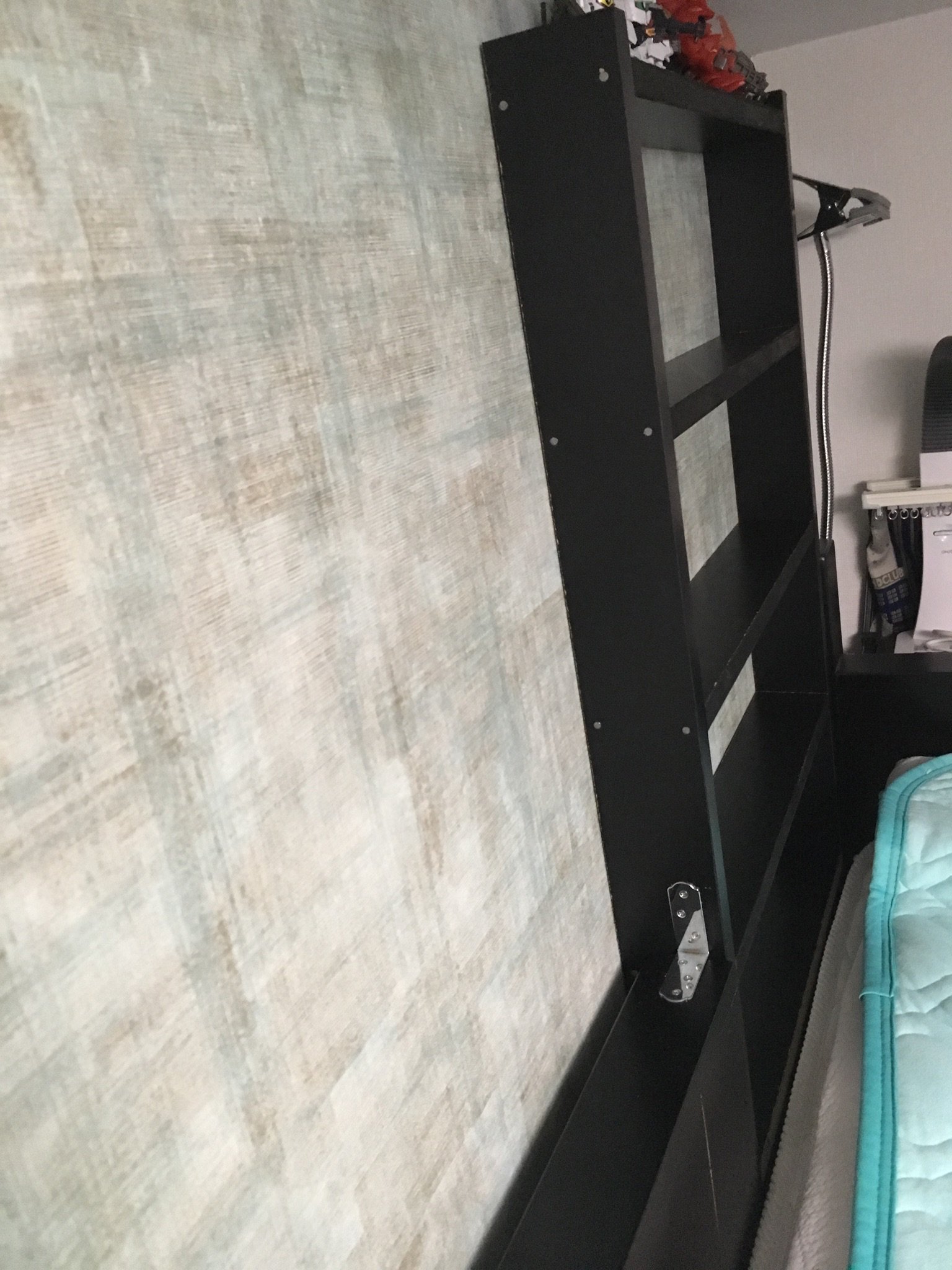 ガンはくと ロフトベッドの下に色々詰め込んでると 結構寸法ギリギリで棚 とかカラーボックスだと代用できないところが多かったりするから ちまちまdiyで代用品作ってる ロフトベッドと壁の隙間にスマホとか落ちて怖いから埋める棚作ったり T Co