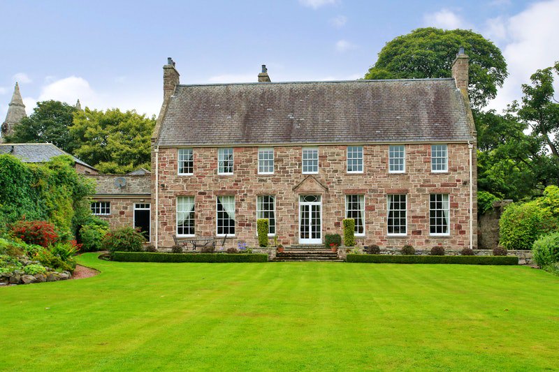 This granite mansion house in historic old Aberdeen wouldn't look out of place in a lifestyle magazine, with its spacious acre of grounds and fabulous kitchen. #Aberdeenproperty #Aberdeen 

ledinghamchalmers.com/estate-agency/…