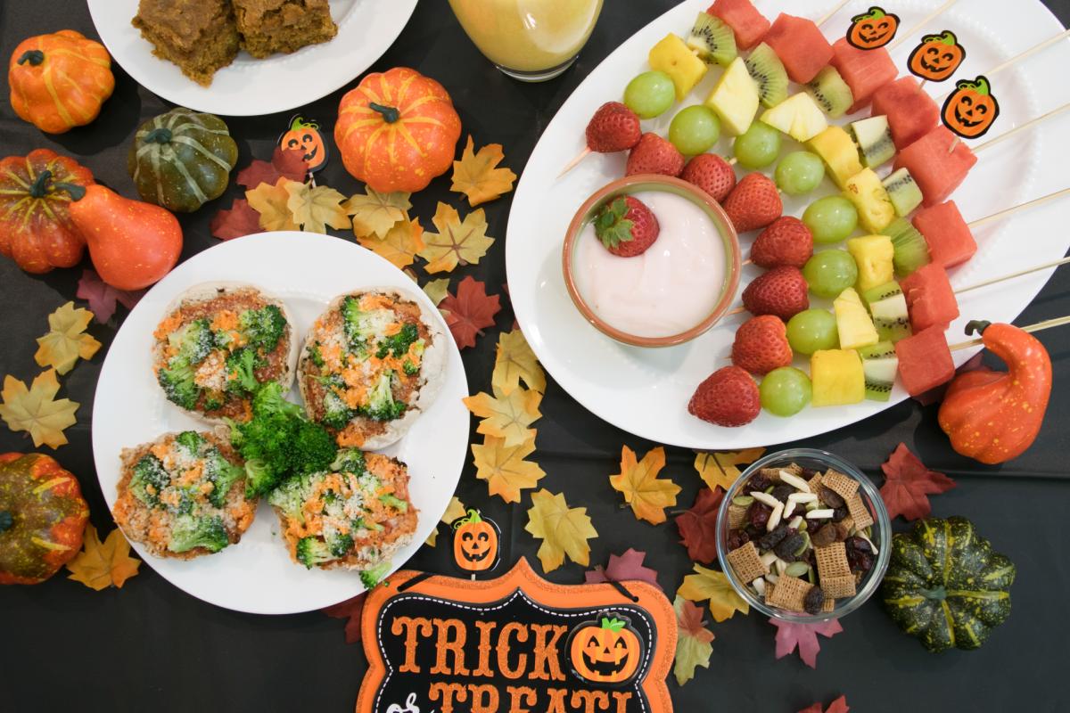 USDAIndia's tweet photo. It’s the weekend before #Halloween and @USDAIndia has a pot full of easy to make healthy #Halloween snack options for parents to #TrickorTreat their kids. Try out these #SPOOKtacular recipes at: https://t.co/JvKSvVPox3 #TasteOfAmerica #USDATrade #RecipeOfTheDay https://t.co/VRbLADdJhN