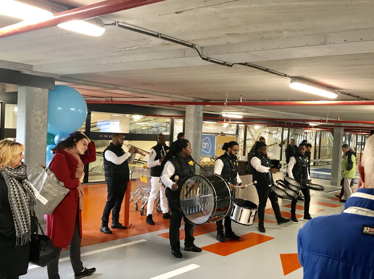 hansvantelling's tweet photo. ‘No parking no business’. Bij #Wereldhave en ontwikkelaar #Neoo snappen ze dat. Zoals hier bij de opening van de nieuwe parkeergarage van de #Koperwiek in Capelle aan den IJssel. Een centrum met een gigapotentie. https://t.co/VvHMz1r50Y