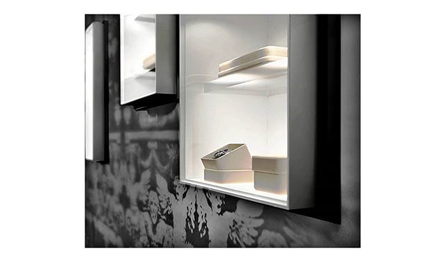 Agora|z bookshop Mandragora

The walls are "inlaid" instead of the windows, as in the original, with luminous and simple cases of white corian and glass, which just protrude from the wall decorated towards the observer.

#florence #palazzostrozzi #booksh… ift.tt/2z2Aulj