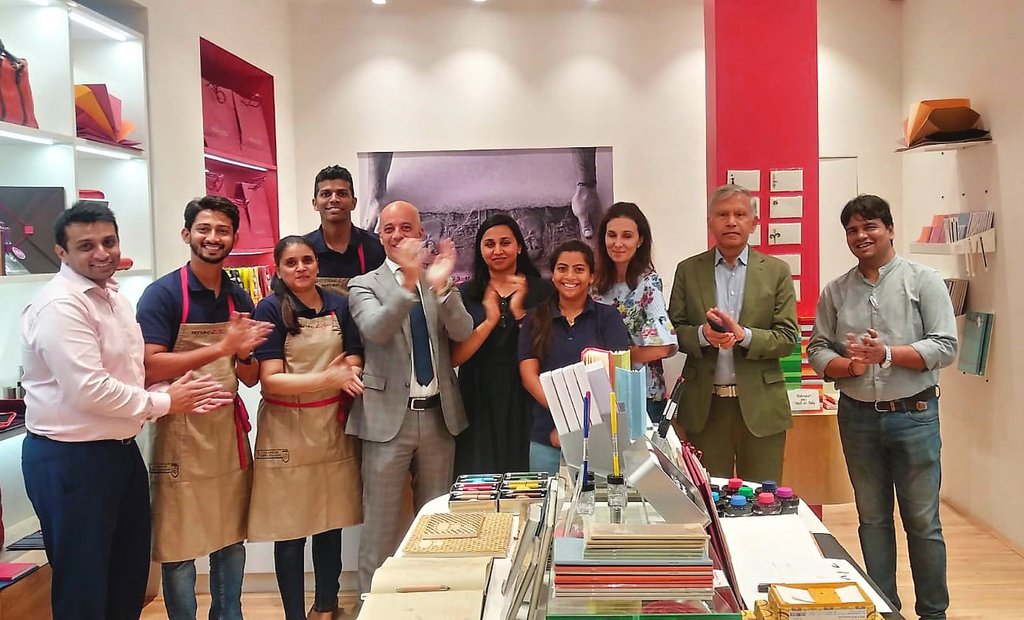 fabriano_btque's tweet photo. Greetings and smiles from India🌼🌼
with our great staff in #Mumbai
and @ClaudiDallera
#FabTeam #FabWorld #theplacetobe https://t.co/LKtSkm4wbY