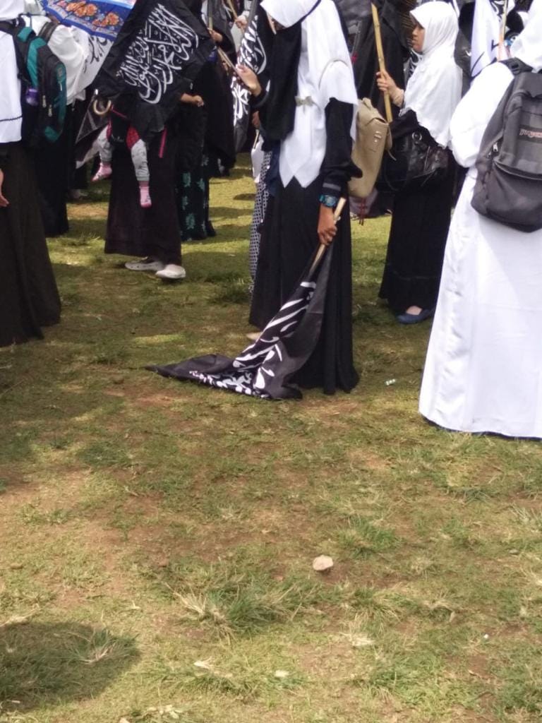 girliciouz_'s tweet photo. Aduuh ukhtiiii, itu bendera kenapa dibiarin kena tanah gituuu.. Itu kan ga boleh, gimana sihhhh.. Mana nih yg dari kemarin ngributin bendera? Coba deh liat ini 😌#AksiBelaTauhid #HTIAntiTauhid #WaspadaHTI #BenderaObong #BenderaHTI #BenderaTauhid https://t.co/fydibY91ZY