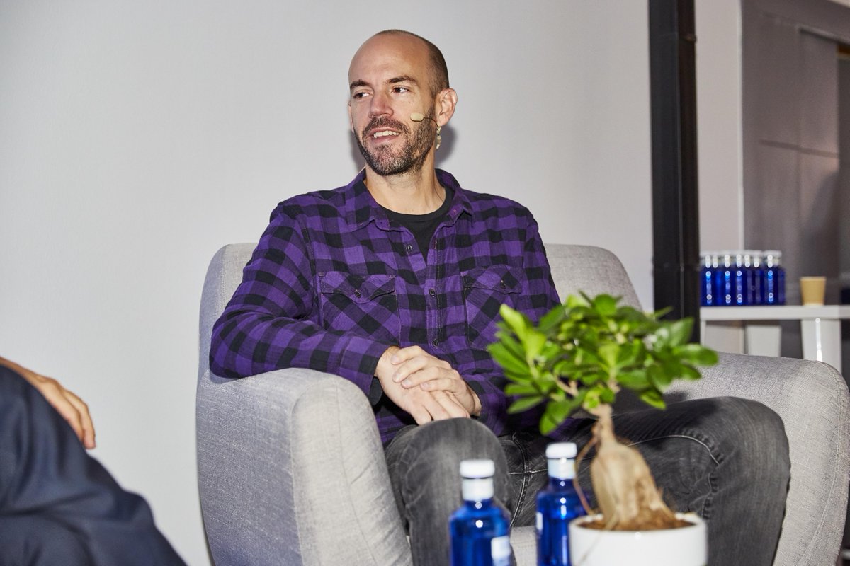 asociacionrh's tweet photo. 1⃣ Sentir pasión por lo que haces
2⃣ Disfrutar de ello en el camino
@jdanru, fundador de @cabify_espana, desveló las claves del éxito para que la idea de negocio más loca que se te ocurra pueda ser una realidad. #4UpdateRRHH #InteligenciaConectada https://t.co/xC2ccl73mR