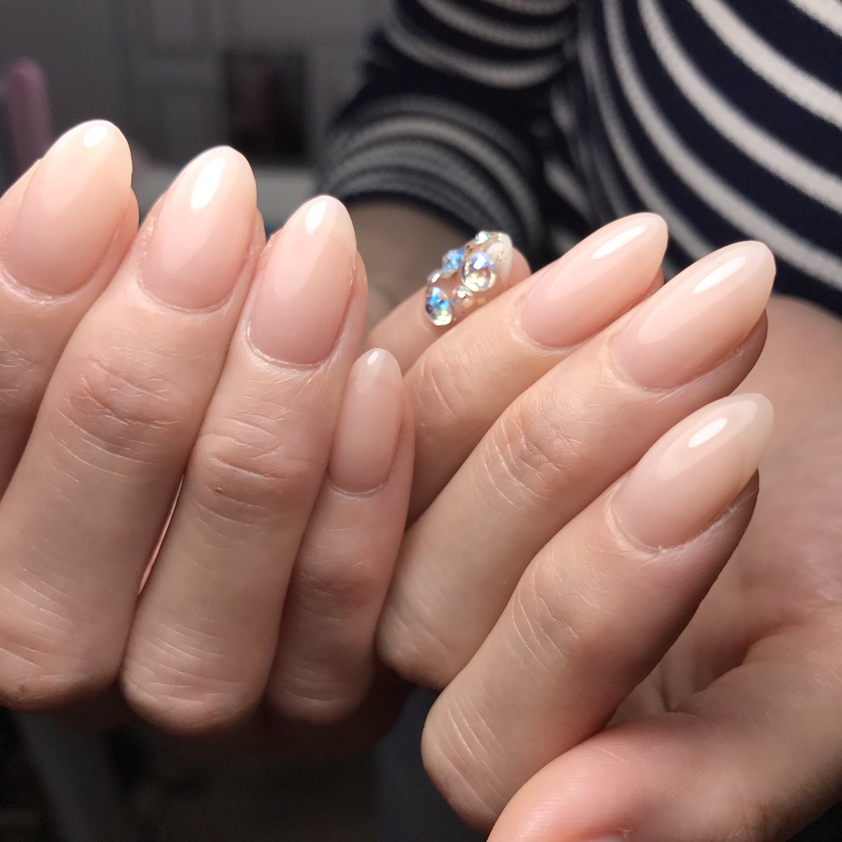 ネイルサロンペシェ Twitterissa ジェルの付け替えは 溶剤でオフせず ベースを一層残した状態まで削り その上から新しくベースを塗り 仕上げます ジェルを続けても 自爪をペラペラにはさせません 爪も健康で美しく 自爪育成 西東京市 西東京市