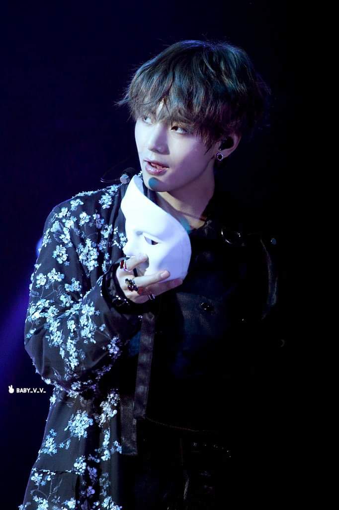KimCheian's tweet photo. Taehyung-ah why you are attacking my heart?😩
#Vsingularity @BTS_twt https://t.co/seP810F9wJ