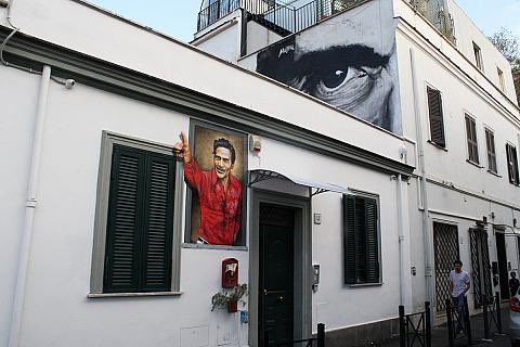 LevanteRM's tweet photo. “Il mercato rionale del #Pigneto è morto: la motivazione è legata alla mancanza di famiglie. Oramai ci sono solo studenti e nuovi ricchi abitanti che preferiscono i supermercati e il commercio online”. #gentrificazione #turismo #speculazione

https://t.co/wZqgGuJ7yQ https://t.co/trSabLDvIi