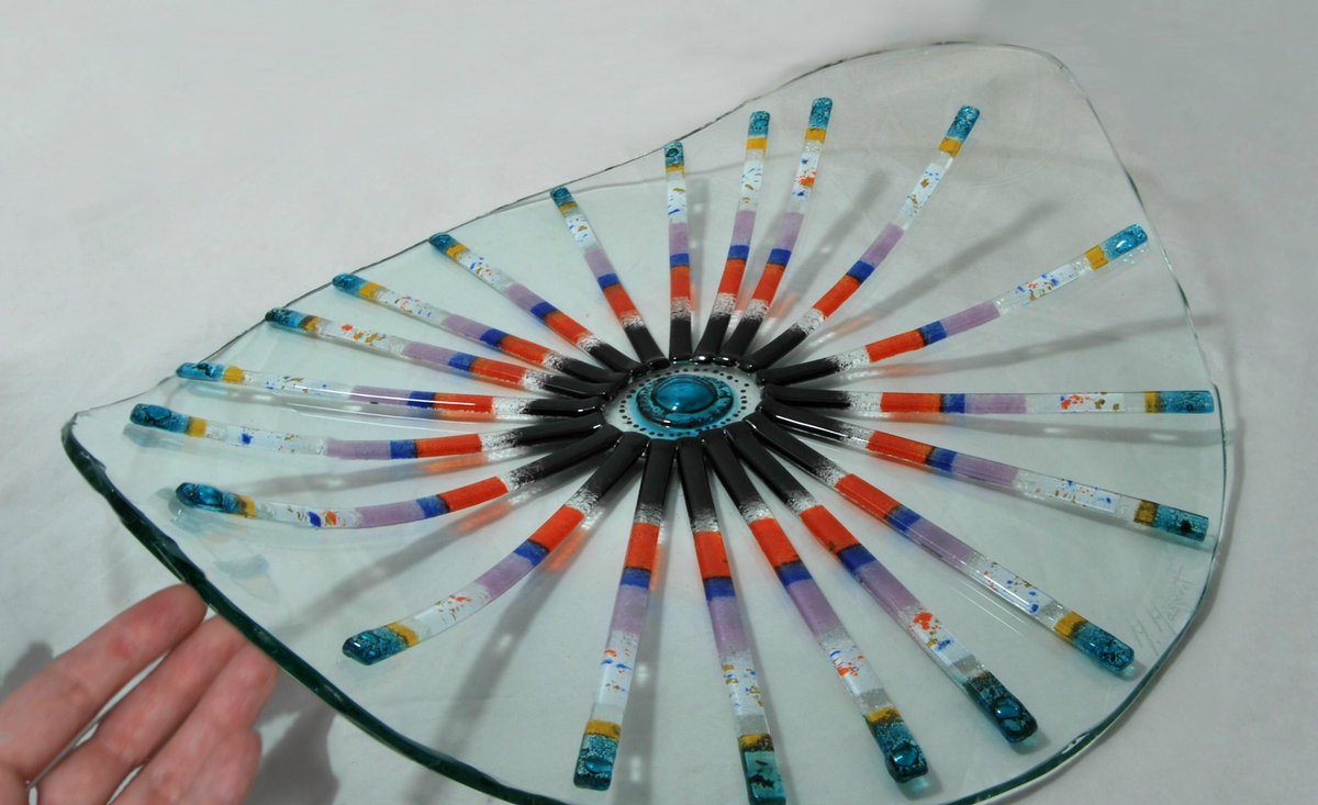 Marta_Masgoret's tweet photo. Inspirada en la Flor de la Pasión, "Passiflora" muestra cuán polifacético es el vidrio: vibrantes colores, muy matéricos, sobre una base transparente capaz de acogerlos a todos. El contraste entre lo visible y lo invisible, entre la realidad sólida y la imaginación evanescente. https://t.co/sCSDdGtMP1