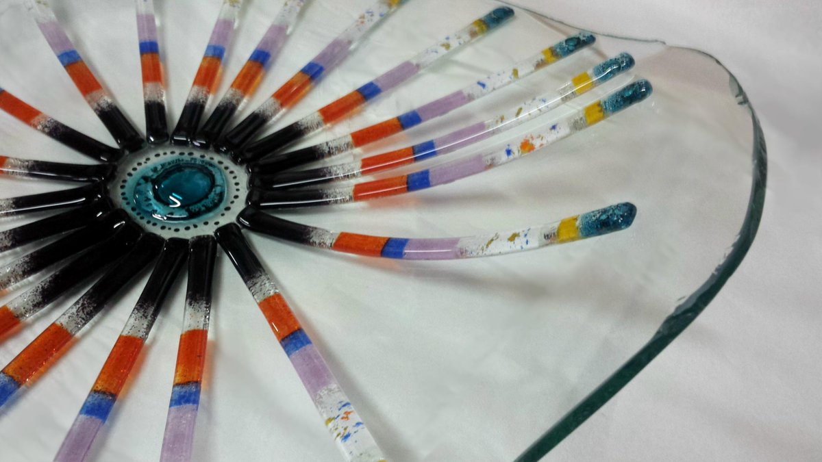 Marta_Masgoret's tweet photo. Inspirada en la Flor de la Pasión, "Passiflora" muestra cuán polifacético es el vidrio: vibrantes colores, muy matéricos, sobre una base transparente capaz de acogerlos a todos. El contraste entre lo visible y lo invisible, entre la realidad sólida y la imaginación evanescente. https://t.co/sCSDdGtMP1