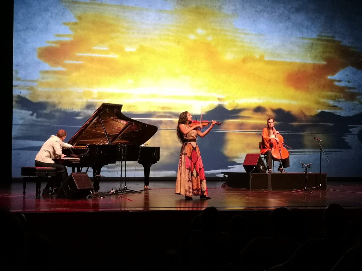 TaraFrankscello's tweet image. Amazing time at CCB #Lisbon #Portugal #BigBangFestival2018 with @questensemble @SomangL and 50 young musicians.  Loved making our show, writing with the young musicians, working with tech CCB team and making sound/visuals with my fav collaborators!