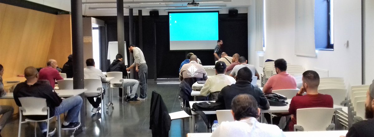 fundaciobayt's tweet photo. Curs de #gestiodecomandes i #stockenmagatzem ple! #programalaboral Agraïments al @ConventAgusti i a @barcelonactiva per deixar-nos els seus espais i així estar en millors condicions. #fembarri #formaciopelfutur https://t.co/lsqRhrw6yP